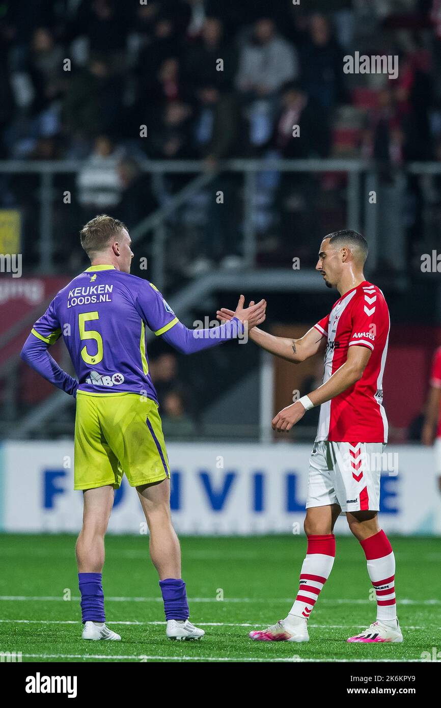 EMMEN - punti divisi alla partita Emmen - Volendam (lr) Derry Murkin di FC Volendam, Rui Mendes o FC Emmen durante la partita olandese di Eredivie tra FC Emmen e FC Volendam a De Oude Meerdijk il 14 ottobre 2022 a Emmen, Paesi Bassi. ANP COR LASKER Credit: ANP/Alamy Live News Foto Stock