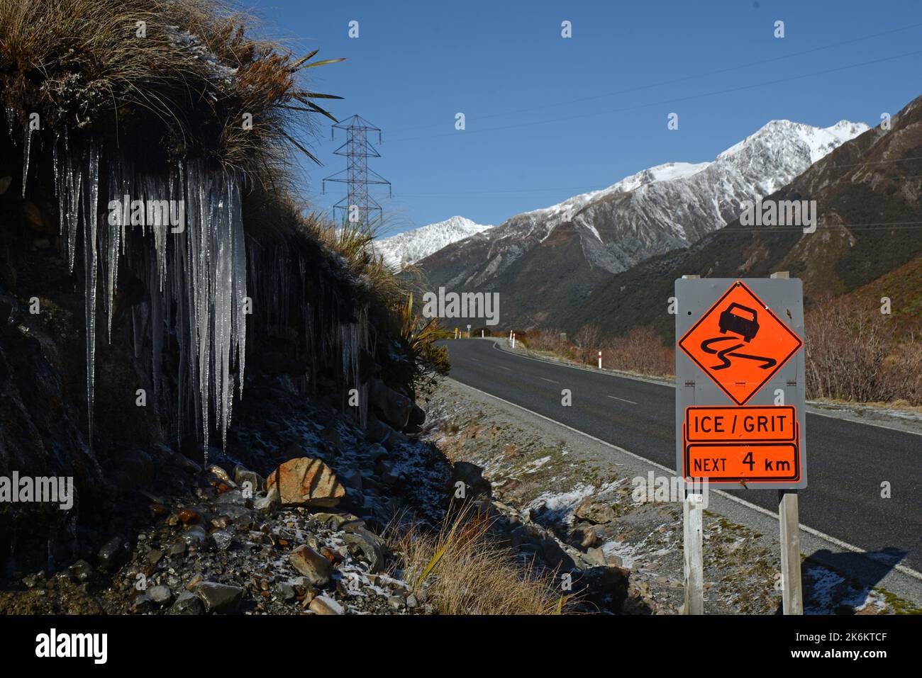 Le ciclicine si formano su un piccolo torrente all'Arthur's Pass nelle Alpi meridionali, Nuova Zelanda Foto Stock