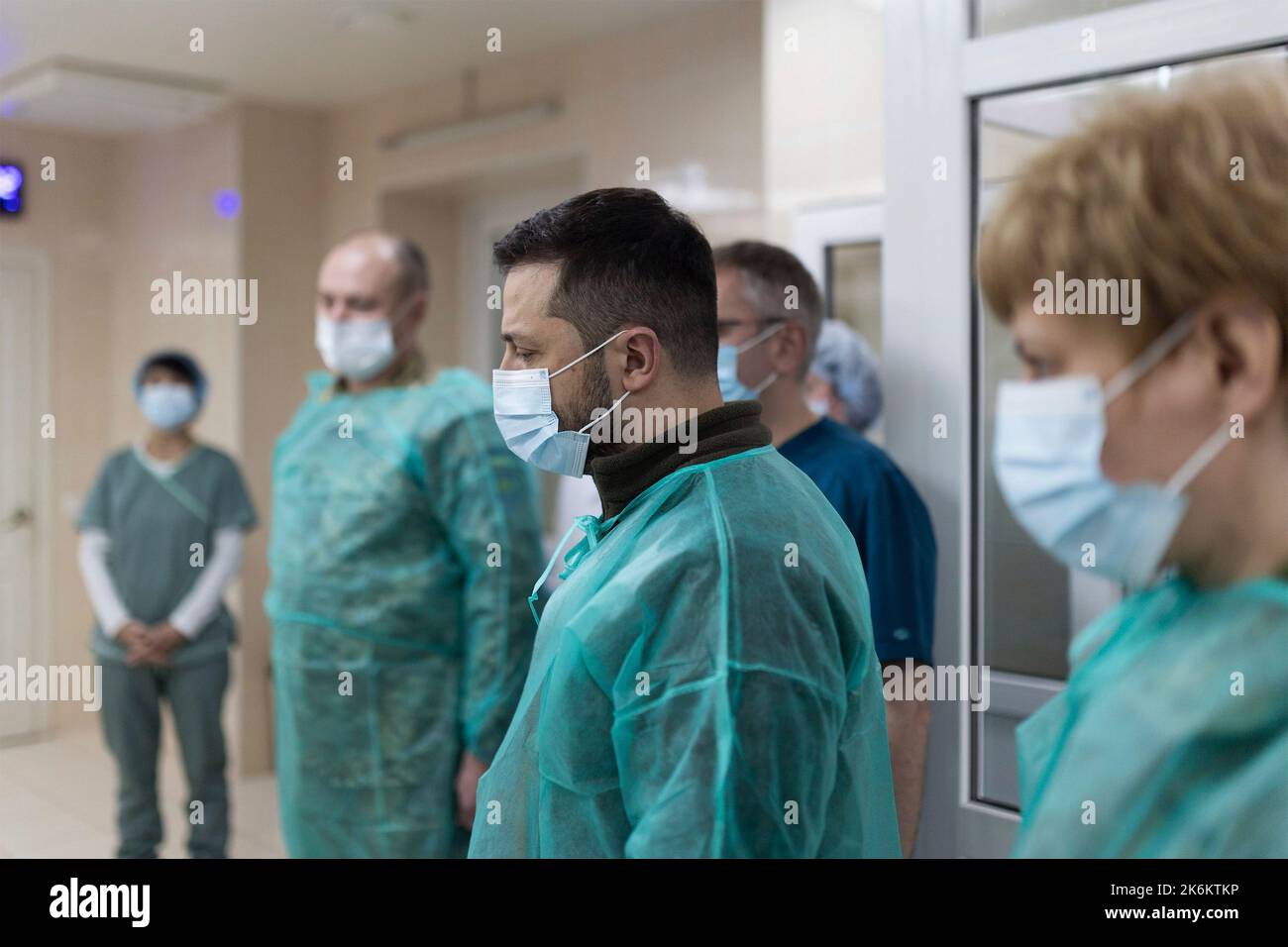 Kiev, Ucraina. 14th Ott 2022. Il presidente ucraino Volodymyr Zelenskyy, assegna medaglie militari ai membri del servizio feriti in onore della Giornata dei difensori dell'Ucraina in un ospedale militare, 14 ottobre 2022 a Kyiv, Ucraina. Credit: Ufficio stampa presidenziale Ucraina/Presidenza Ucraina/Alamy Live News Foto Stock