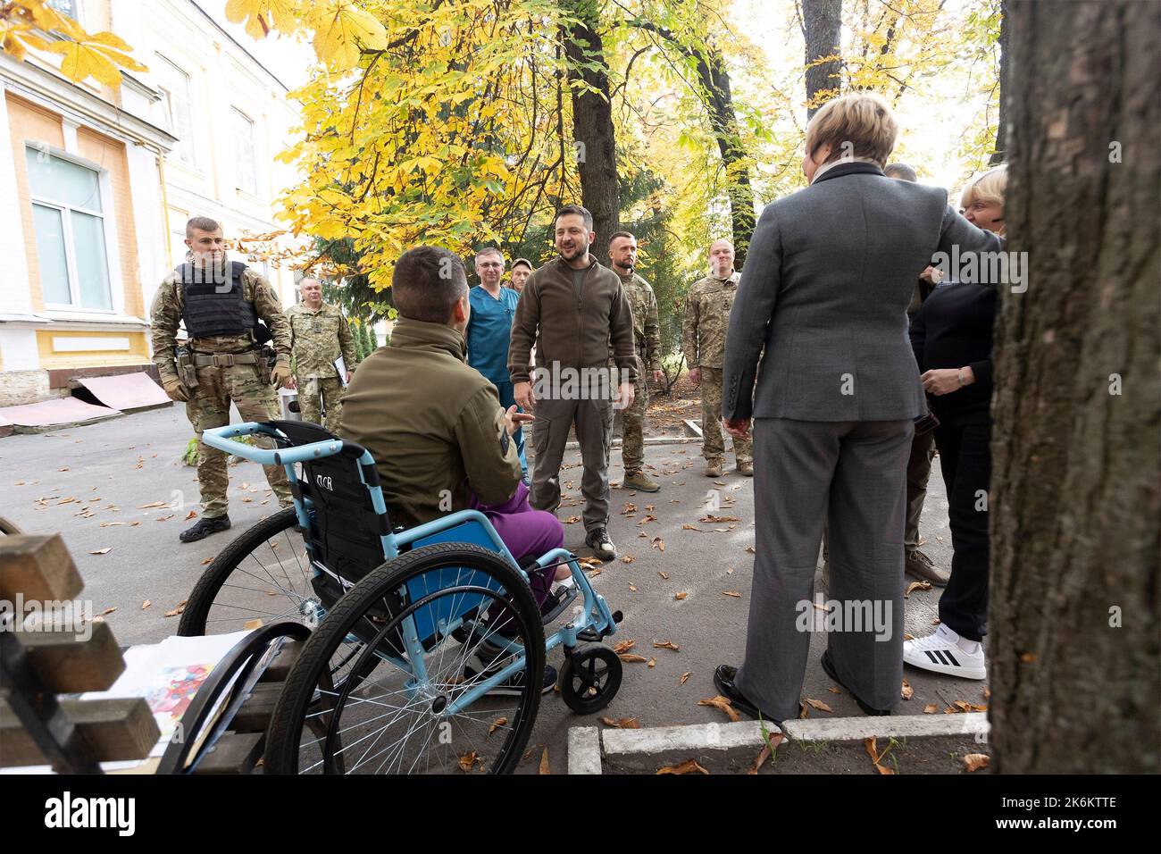 Kiev, Ucraina. 14th Ott 2022. Il presidente ucraino Volodymyr Zelenskyy, centro, parla con un guerriero ferito durante una visita in un ospedale militare in onore della Giornata dei difensori dell'Ucraina, 14 ottobre 2022 a Kyiv, Ucraina. Credit: Ufficio stampa presidenziale Ucraina/Presidenza Ucraina/Alamy Live News Foto Stock