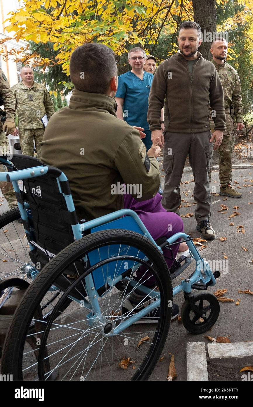 Kiev, Ucraina. 14th Ott 2022. Il presidente ucraino Volodymyr Zelenskyy, a destra, parla con un guerriero ferito durante una visita in un ospedale militare in onore della Giornata dei difensori dell'Ucraina, 14 ottobre 2022 a Kyiv, Ucraina. Credit: Ufficio stampa presidenziale Ucraina/Presidenza Ucraina/Alamy Live News Foto Stock