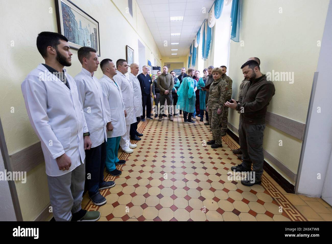 Kiev, Ucraina. 14th Ott 2022. Il presidente ucraino Volodymyr Zelenskyy, presenta premi di Stato al personale medico in onore della Giornata dei difensori dell'Ucraina in un ospedale militare, il 14 ottobre 2022 a Kyiv, Ucraina. Credit: Ufficio stampa presidenziale Ucraina/Presidenza Ucraina/Alamy Live News Foto Stock