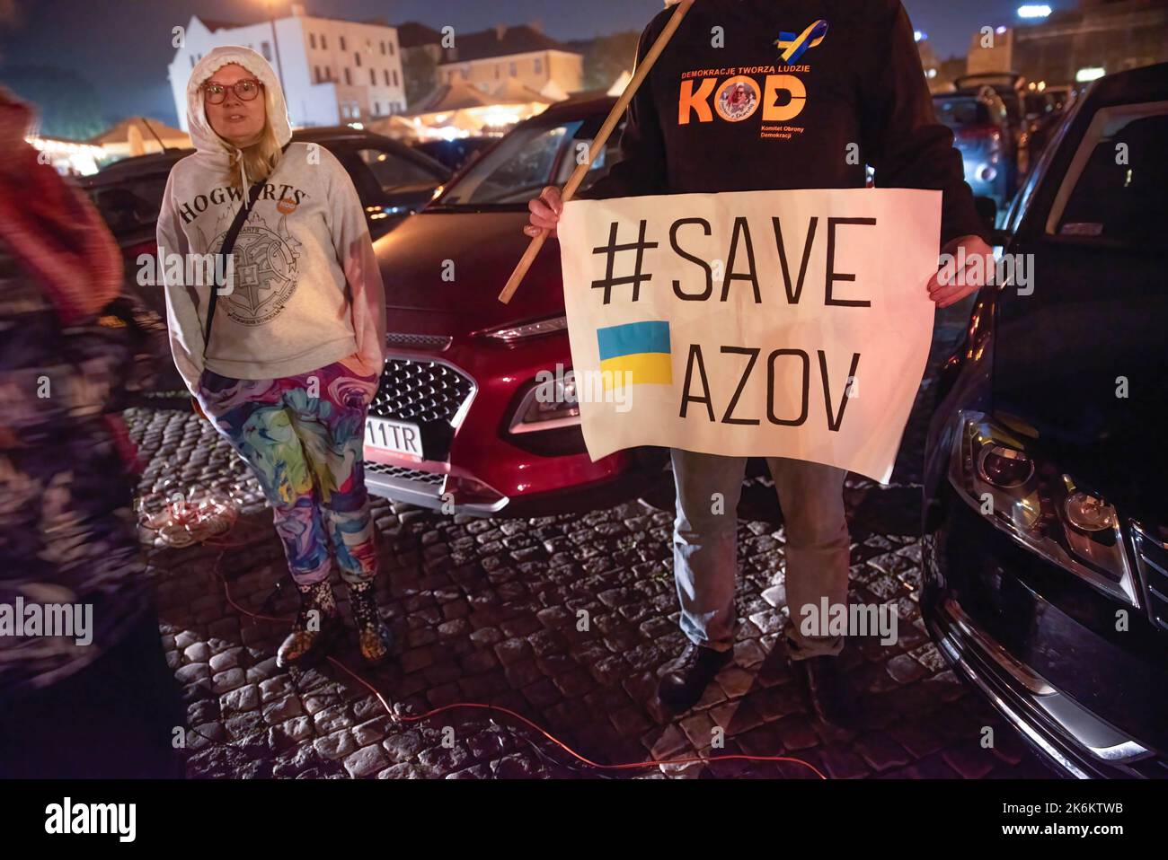 Danzica, Polonia. 14th Ott 2022. Danzica, Polonia. 14th Ott 2022. Un partecipante tiene un cartello durante il rally. I volontari ucraini della ONG Mariupol Civil Movement stanno svolgendo un'azione in molte città europee "i Am Mariupol i Am Azovstal”. Vogliono mostrare al mondo che sono in guerra e che oggi civili e bambini sono ancora uccisi, città pacifiche e case distrutte. L'obiettivo dell'evento è informare i cittadini europei che l'Ucraina non lotta solo per se stessa, ma anche per tutto il mondo civilizzato. (Foto di Agnieszka Pazdykiewicz/SOPA im/Sipa USA) Credit: SIP Foto Stock