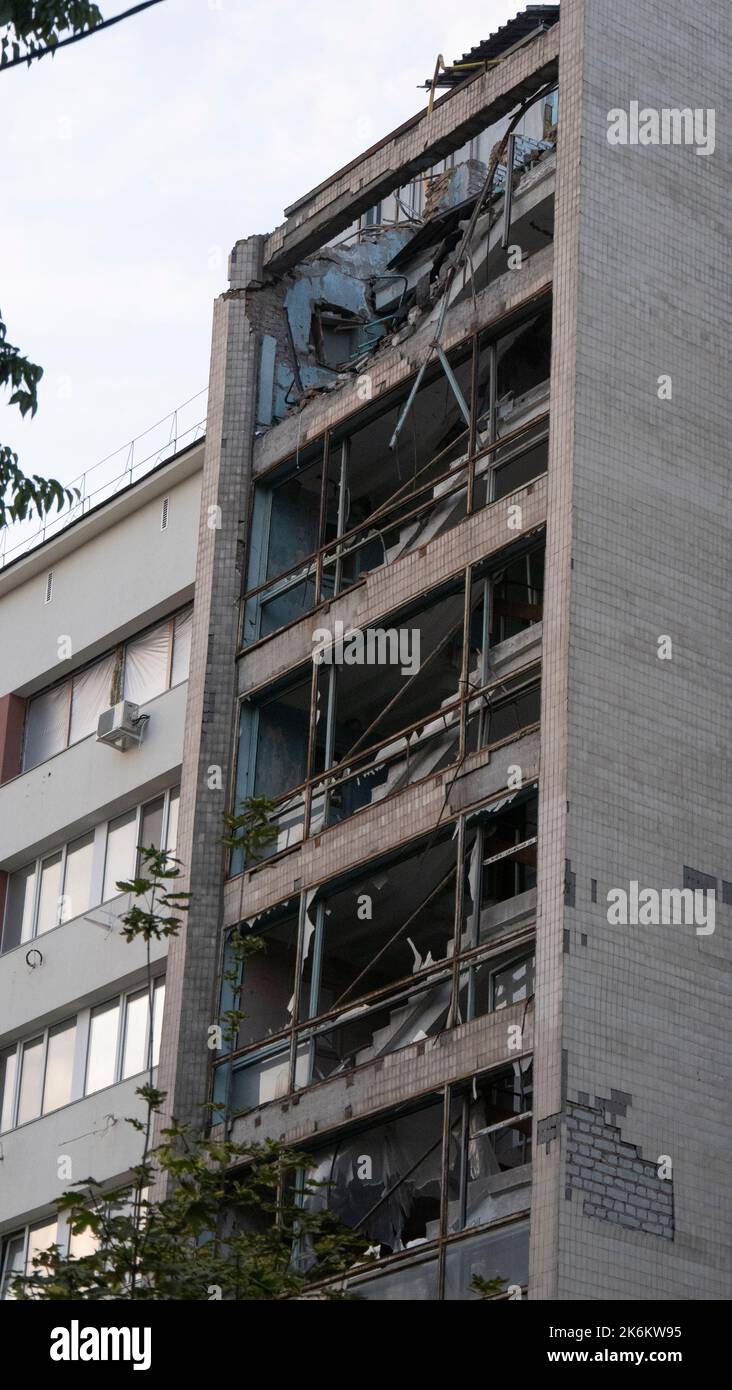 Un hotel si siede distrutto dopo uno sciopero missilistico. Foto Stock