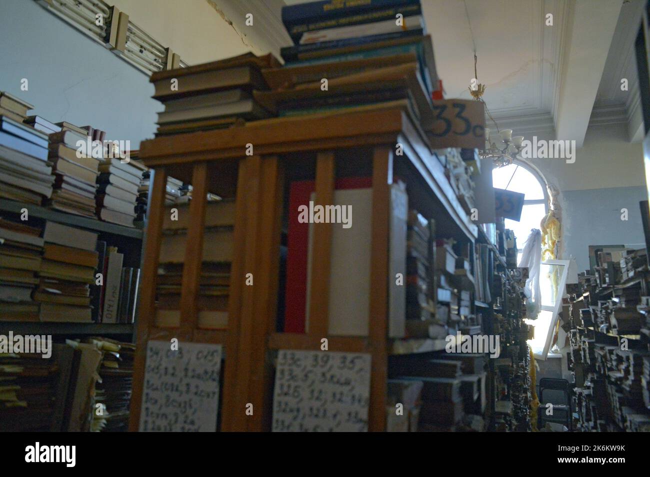 KIEV, UCRAINA - 11 OTTOBRE 2022 - nei locali della Biblioteca scientifica M. Maksymovych della Taras Shevchenko National University di Kiev danneggiato a seguito di uno sciopero missilistico da parte delle truppe russe nella capitale il 10 ottobre 2022, Kiev, capitale dell'Ucraina. Foto Stock