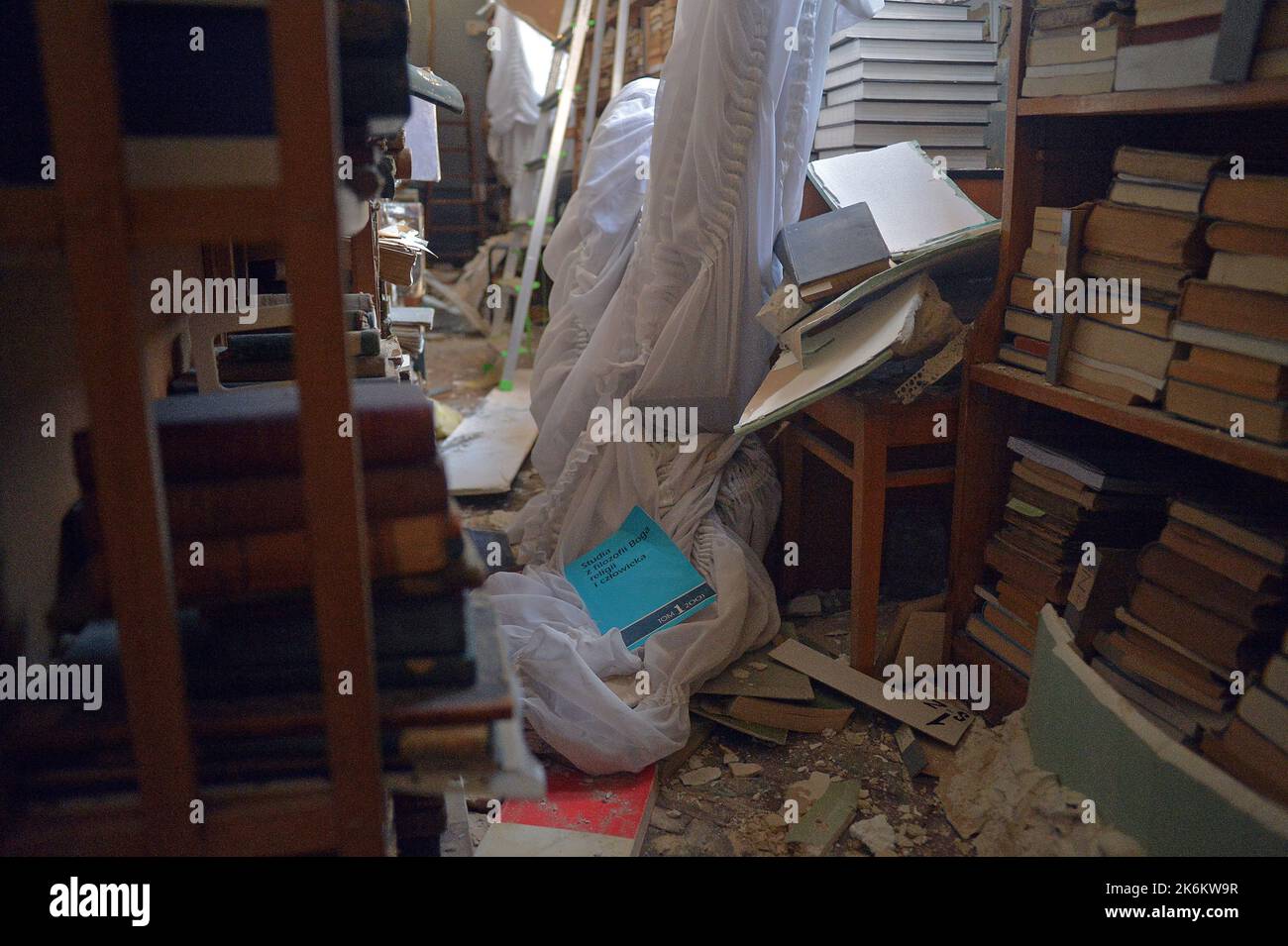 KIEV, UCRAINA - 11 OTTOBRE 2022 - nei locali della Biblioteca scientifica M. Maksymovych della Taras Shevchenko National University di Kiev danneggiato a seguito di uno sciopero missilistico da parte delle truppe russe nella capitale il 10 ottobre 2022, Kiev, capitale dell'Ucraina. Foto Stock