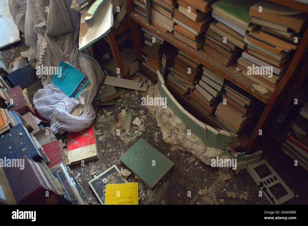 KIEV, UCRAINA - 11 OTTOBRE 2022 - nei locali della Biblioteca scientifica M. Maksymovych della Taras Shevchenko National University di Kiev danneggiato a seguito di uno sciopero missilistico da parte delle truppe russe nella capitale il 10 ottobre 2022, Kiev, capitale dell'Ucraina. Foto Stock