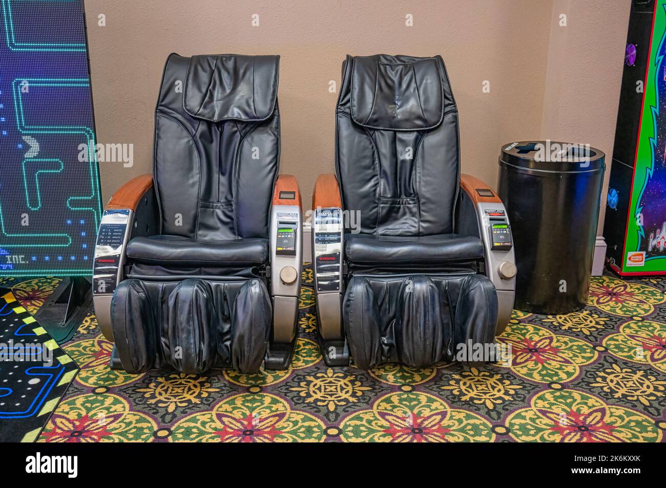 Orlando, STATI UNITI, 22nd SEPTERBER 2022: Due poltrone massaggianti in una sala giochi Foto Stock