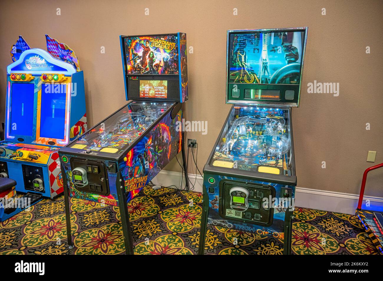 Orlando, STATI UNITI, 22nd SEPTERBER 2022: Varie macchine da gioco in una sala giochi Foto Stock