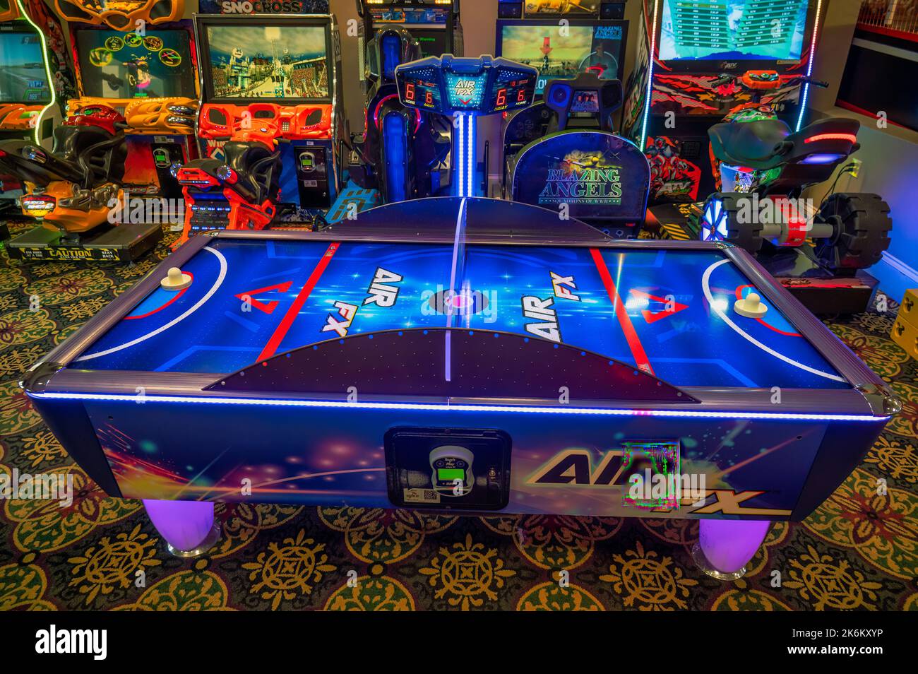 Orlando, STATI UNITI, 22nd SEPTERBER 2022: Varie macchine da gioco in una sala giochi Foto Stock