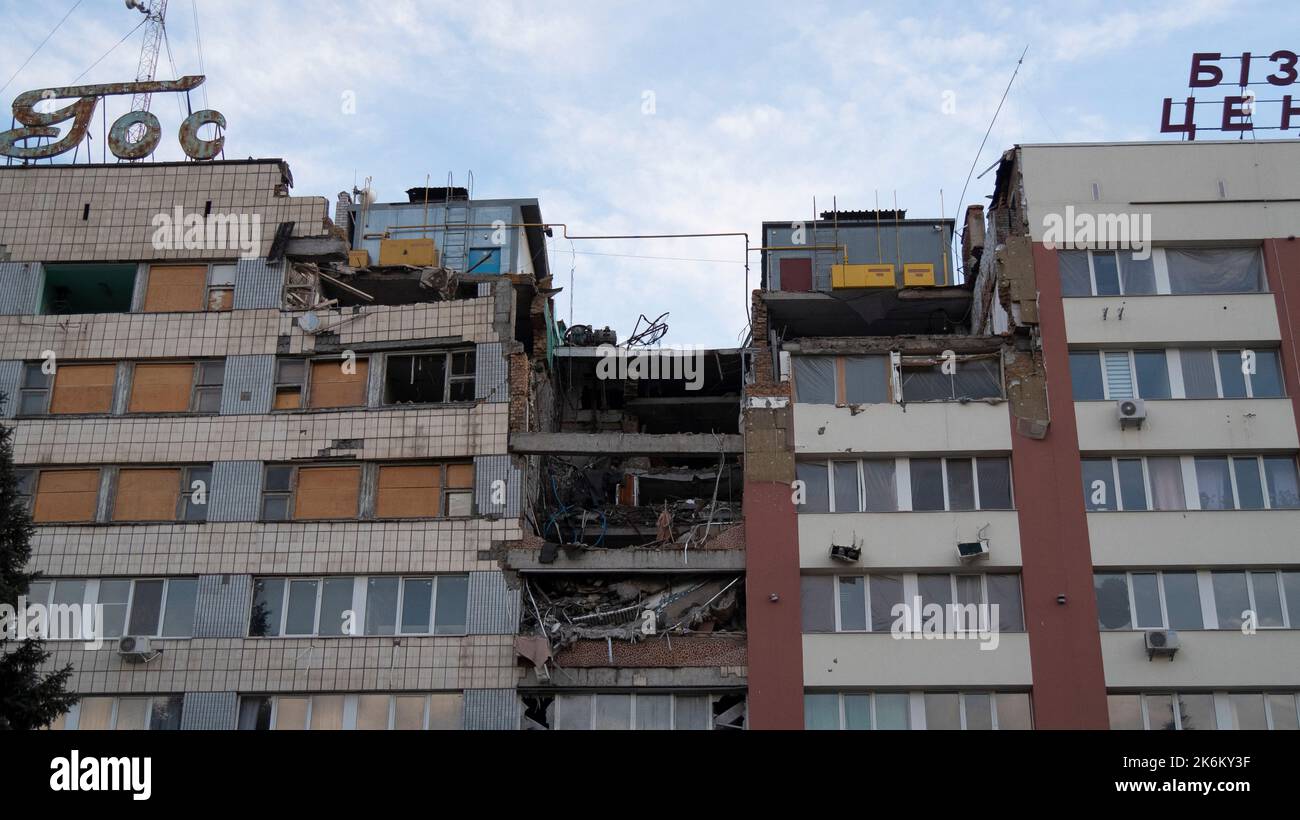 Un hotel si trova distrutto dopo uno sciopero missilistico russo. Foto Stock