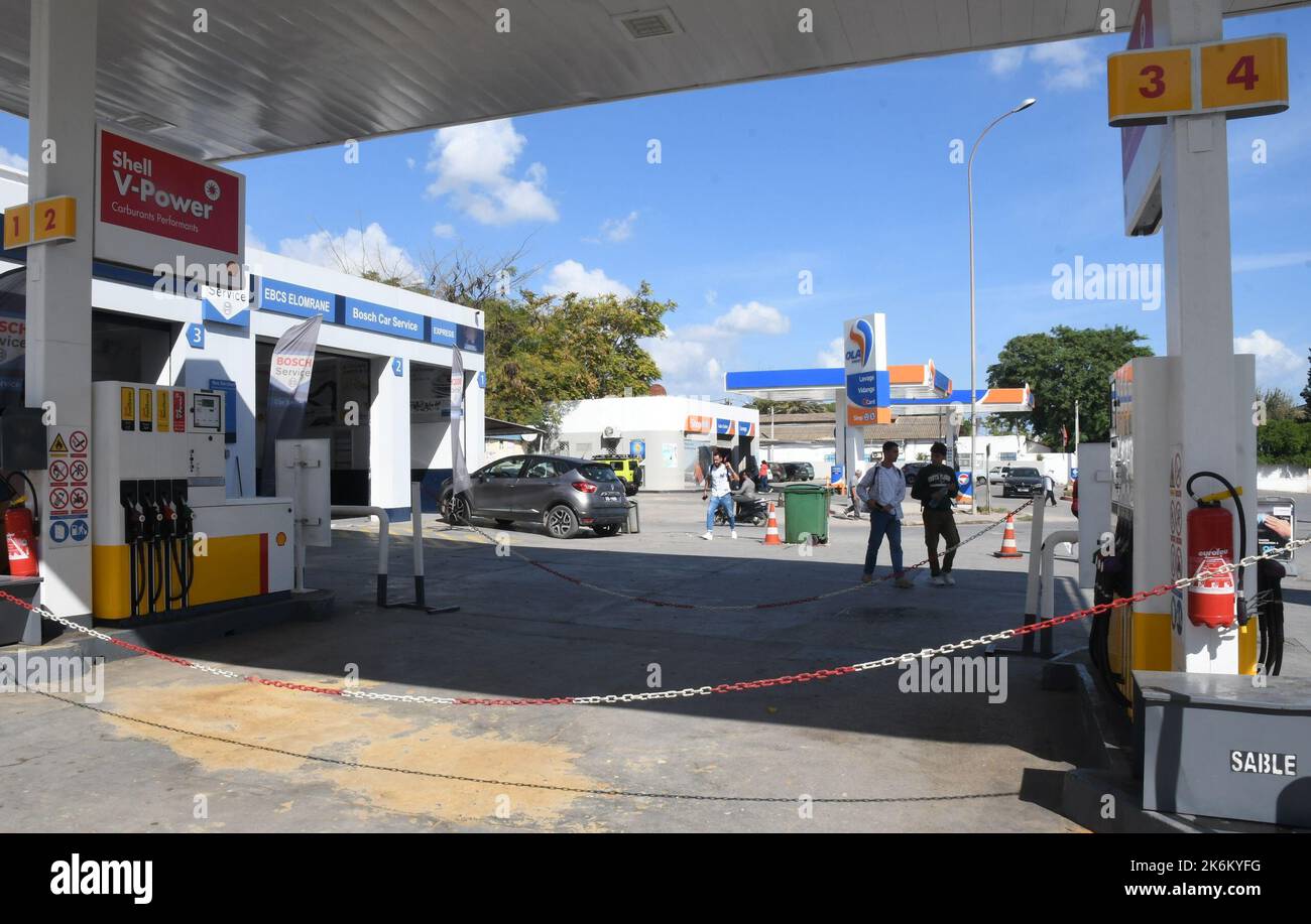 Tunisi. 14th Ott 2022. La foto scattata il 14 ottobre 2022 mostra una stazione di servizio chiusa a Tunisi, Tunisia. La Tunisia ha deciso di rilasciare riserve strategiche di petrolio in mezzo all'aumento dei prezzi globali del petrolio e alla carenza di carburante nel paese, ha detto giovedì il direttore generale della Società tunisina delle industrie di raffinazione (STIR) Fakhta Mahouachi. Credit: Adel Ezzine/Xinhua/Alamy Live News Foto Stock