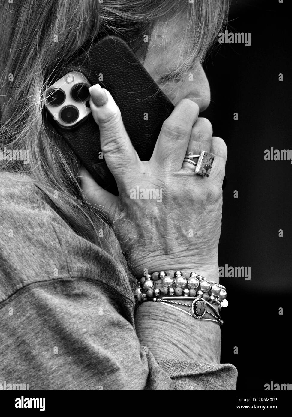 Una donna usa il suo smartphone durante la visita a Santa Fe, New Mexico. Foto Stock