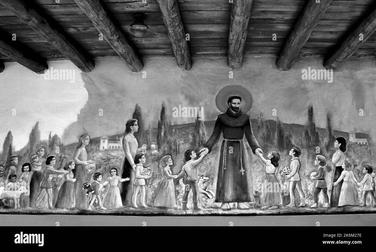 Un murale dipinto su una parete esterna di una ex scuola cattolica a Santa Fe, New Mexico, raffigura San Francesco d'Assisi con bambini e animali. Foto Stock