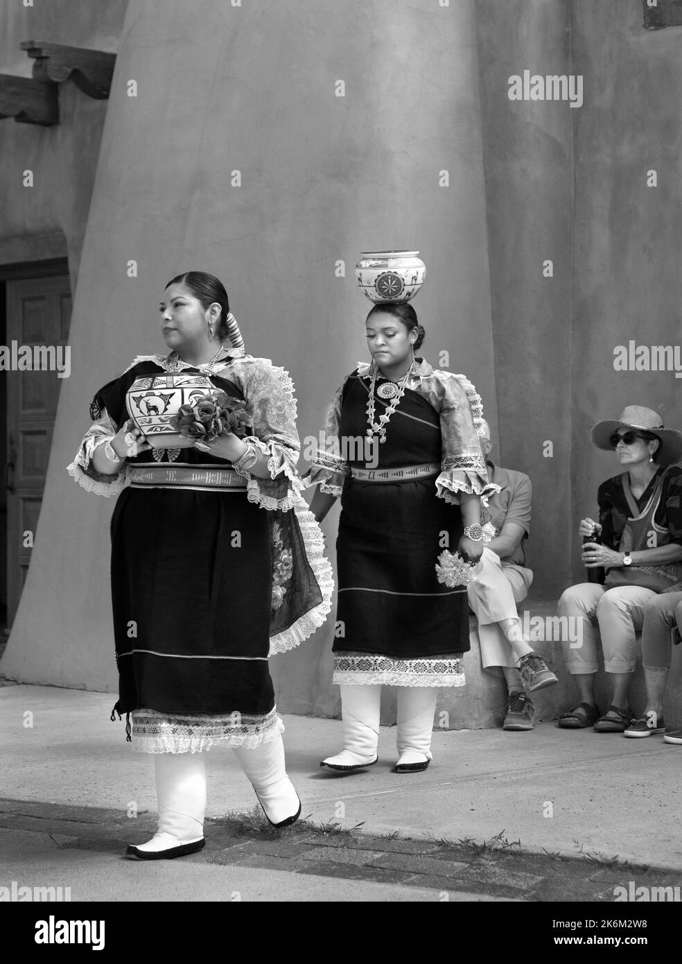 I membri nativi americani degli Zuni Olla Maidens dello Zuni Pueblo vicino a Gallup, New Mexico, si esibiscono in un evento pubblico a Santa Fe, New Mexico. Foto Stock