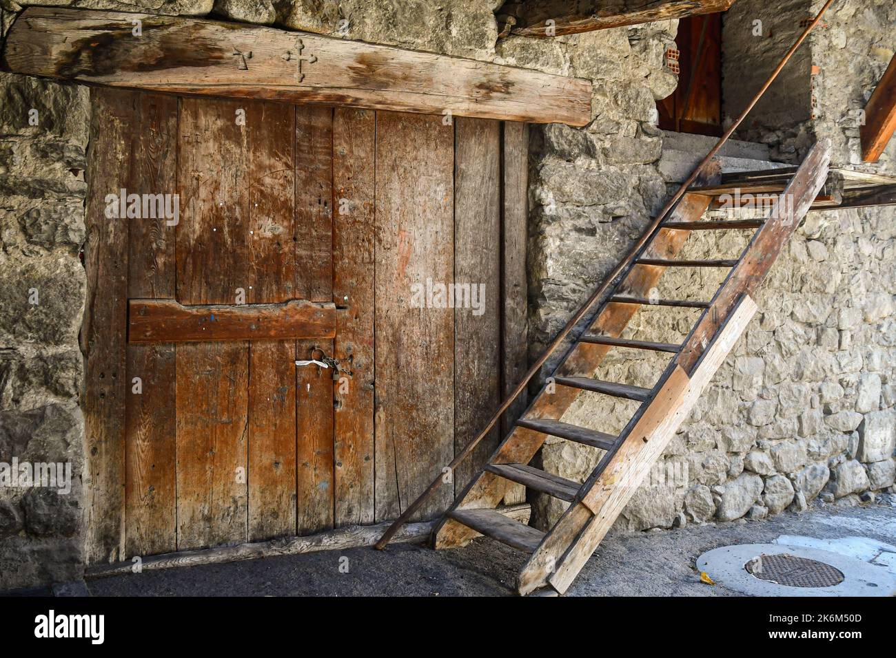 Esterno con il fienile di una vecchia baita alpina con porta e scala in legno, Entreves, Courmayeur, Valle d'Aosta, Italia Foto Stock