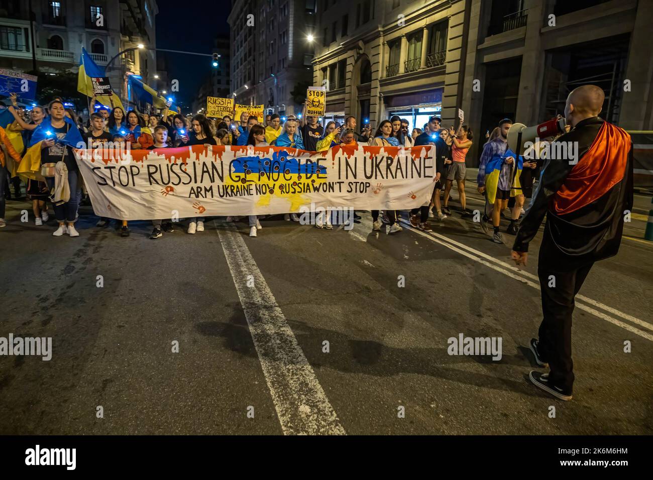 Barcellona, Spagna. 14th Ott 2022. La manifestazione con il banner dell'unità si vede passando per Via Laietana centinaia di persone hanno dimostrato nel centro di Barcellona contro l'annessione e il riconoscimento da parte del Parlamento russo dei territori dell'Ucraina dopo l'invasione russa. Credit: SOPA Images Limited/Alamy Live News Foto Stock