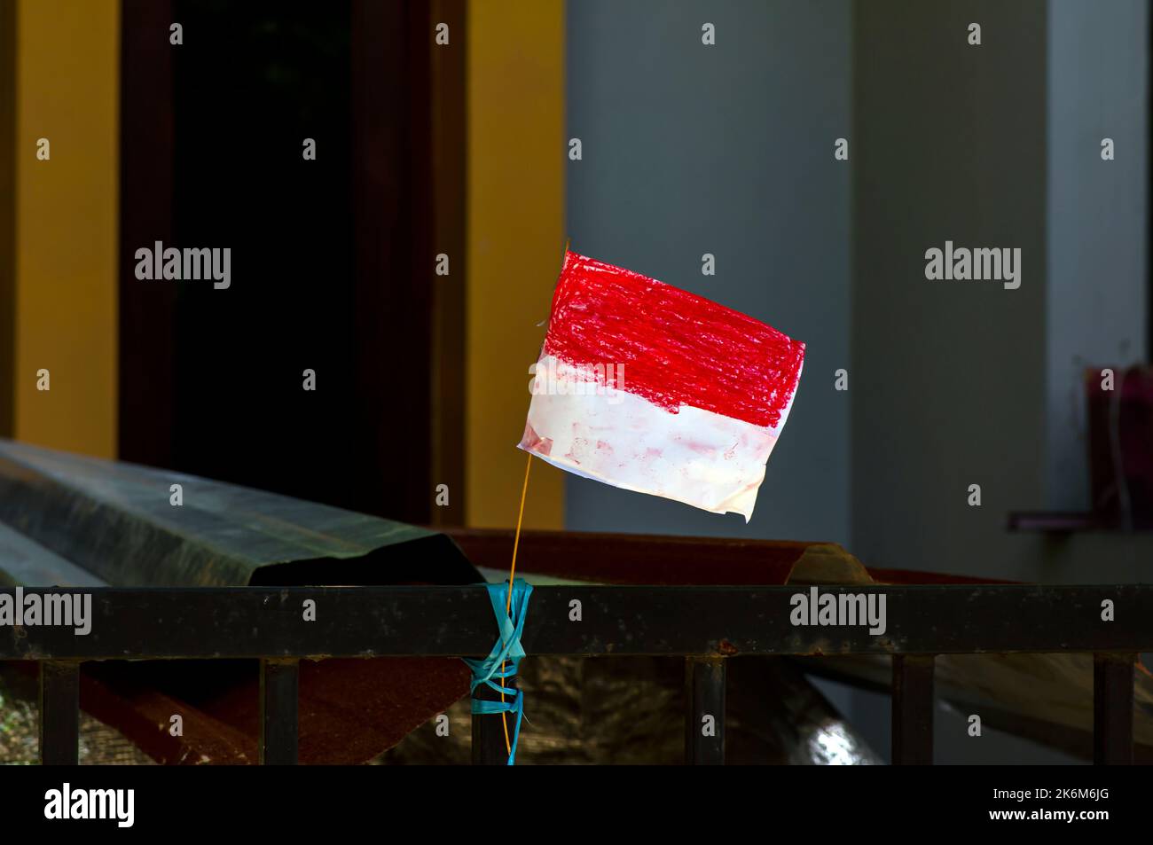 Crayon Sketch of Indonesia Bandiera su carta vecchia Foto Stock