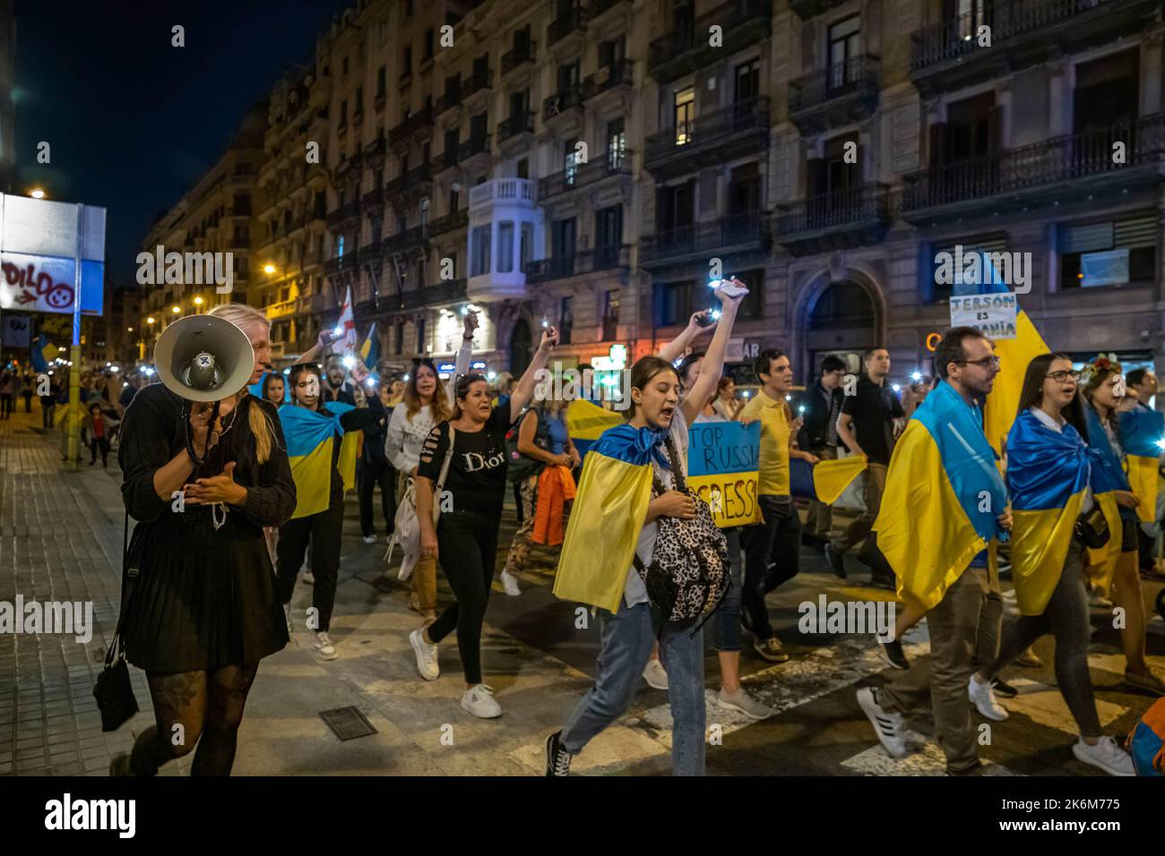 Barcellona, Spagna. 14th Ott 2022. Durante la dimostrazione si vedono dei manifestanti che tengono dei cartelli. Centinaia di persone hanno manifestato nel centro di Barcellona contro l'annessione e il riconoscimento da parte del Parlamento russo dei territori dell'Ucraina dopo l'invasione russa. (Foto di Paco Freire/SOPA Images/Sipa USA) Credit: Sipa USA/Alamy Live News Foto Stock