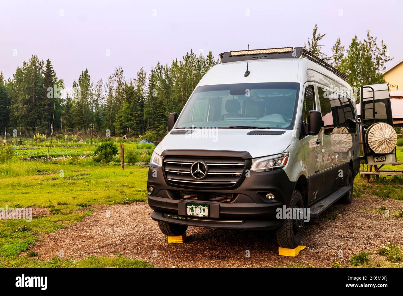 Airstream Interstate 24X campeggio camper presso Fairbanks Community Garden; Fairbanks; Alaska; USA Foto Stock