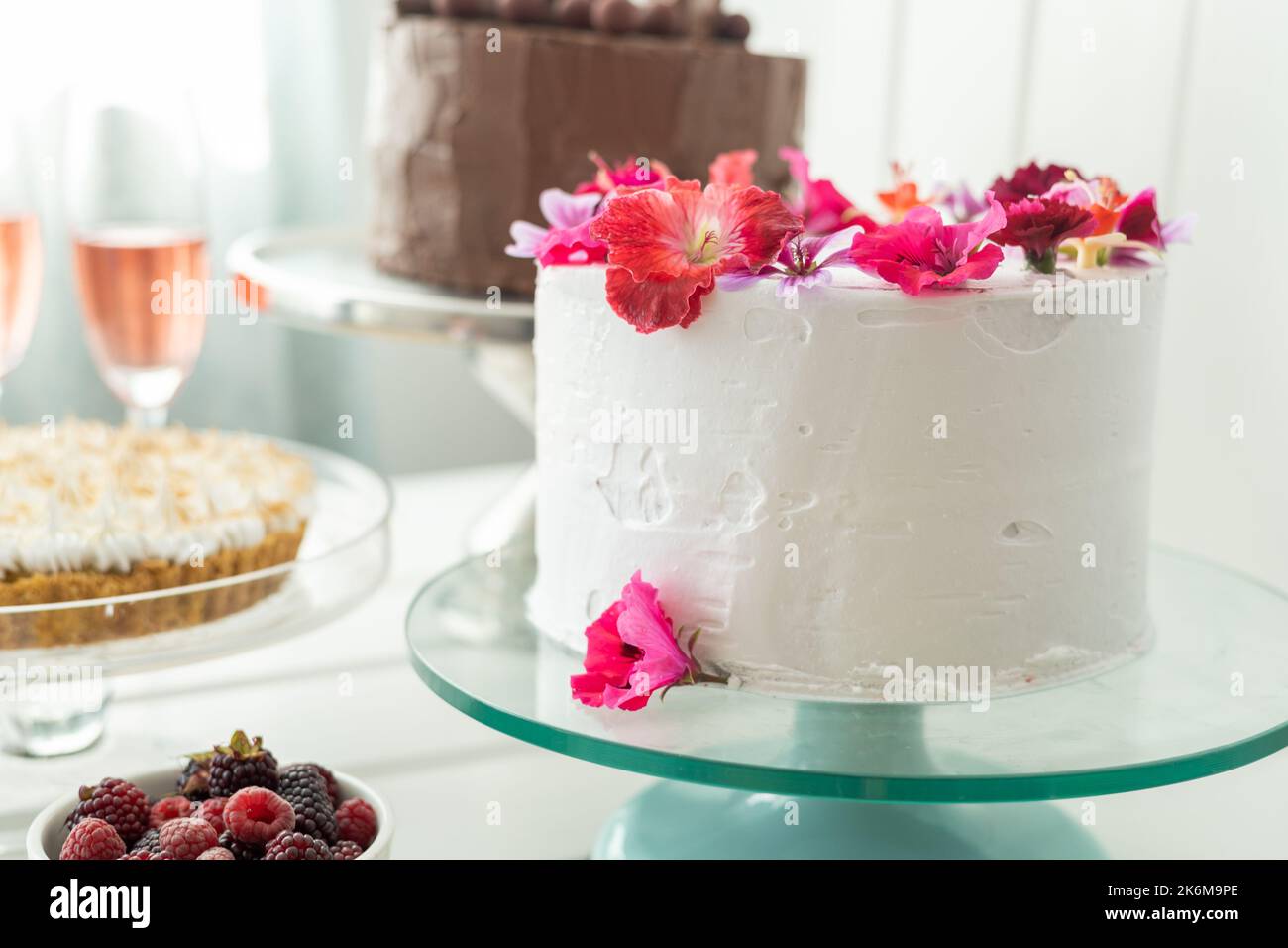 decorazione con torte, torta, bicchieri con champagne e frutta, tavolo servito per la celebrazione, pasticceria con cibi freschi, dettagli e sfondo Foto Stock