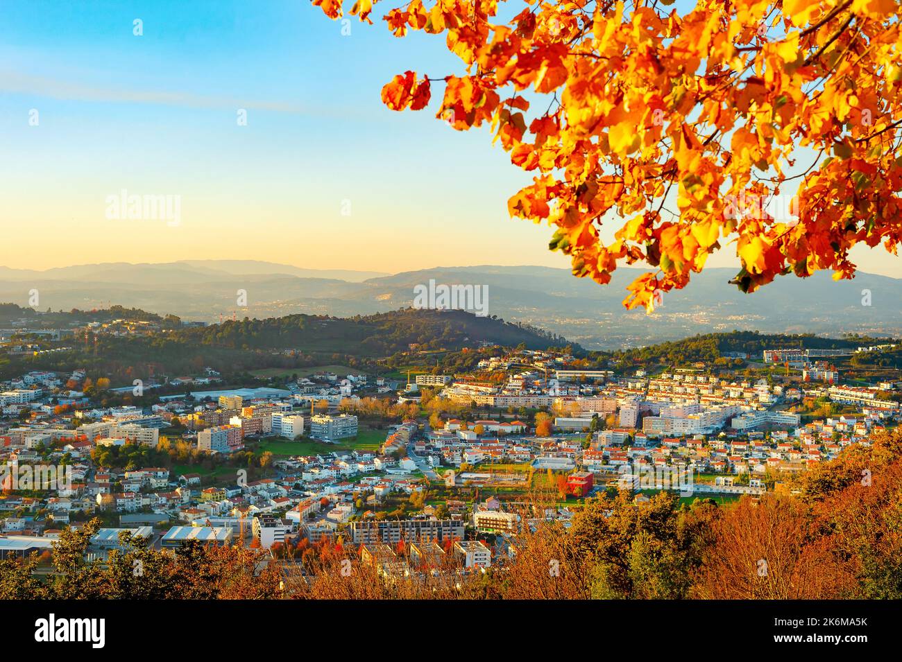 Paesaggio aereo autunnale, foglie dorate e montagne sullo sfondo, Braga, Porto, Portogallo Foto Stock