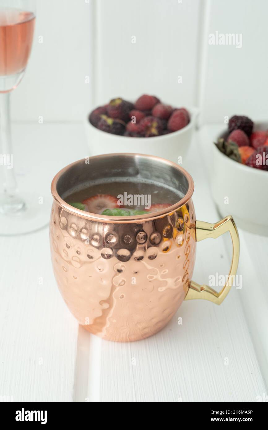 fragole fresche e more, mangiare sano con un bicchiere di bevanda fredda in studio, frutta biologica, carta da parati Foto Stock