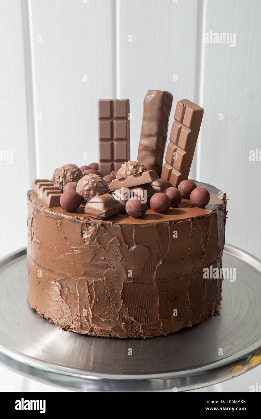 dessert a base di cioccolato e dolci, cibo per festeggiare, torta bellissima, pasticceria con prodotto pronto Foto Stock