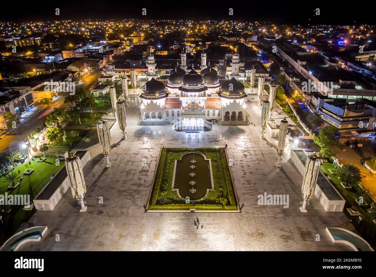 Aceh, Indonesia. Ottobre 14, 2022. Foto aerea della Grande Moschea di Baiturrahman, banda Aceh, a mezzanotte. Foto Stock