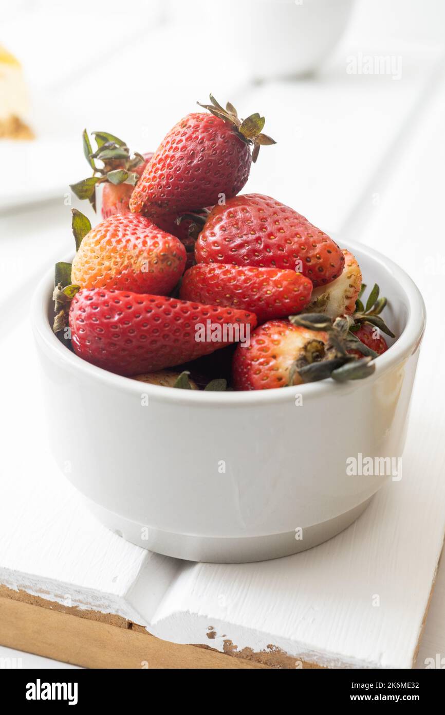 fragole deliziose e fresche in una ciotola, agrumi, dettagli texture in carta da parati, studio Foto Stock