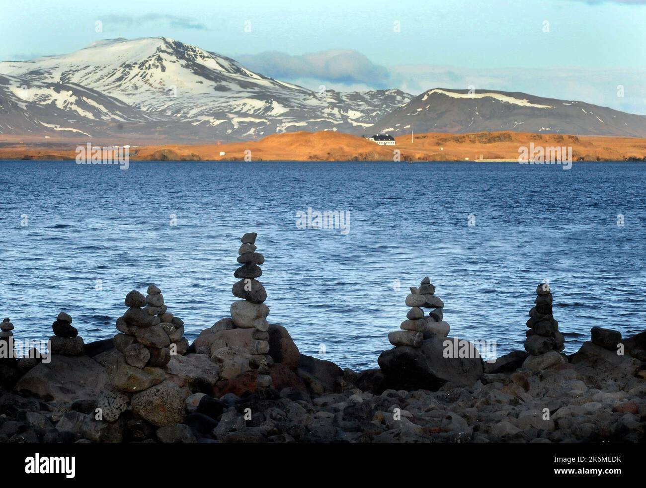 CAIRNS SULLA RIVA DI REYKJAVIK GUARDANDO VERSO IL MONTE ESJA.PIC MIKE WALKER,2018 Foto Stock