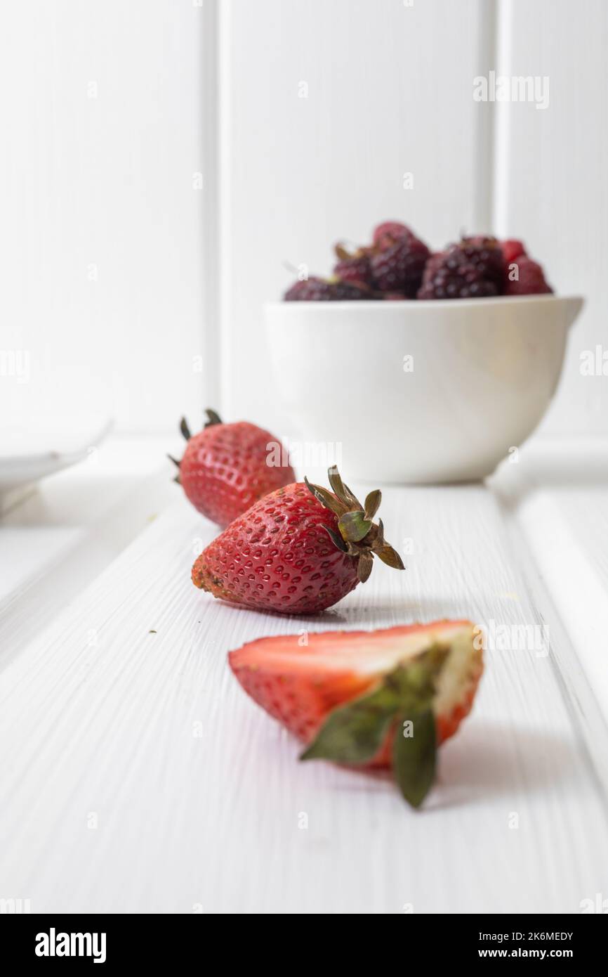 cibo sano, frutta rossa fresca e naturale in una ciotola, dieta e cibo vegetariano, carta da parati Foto Stock