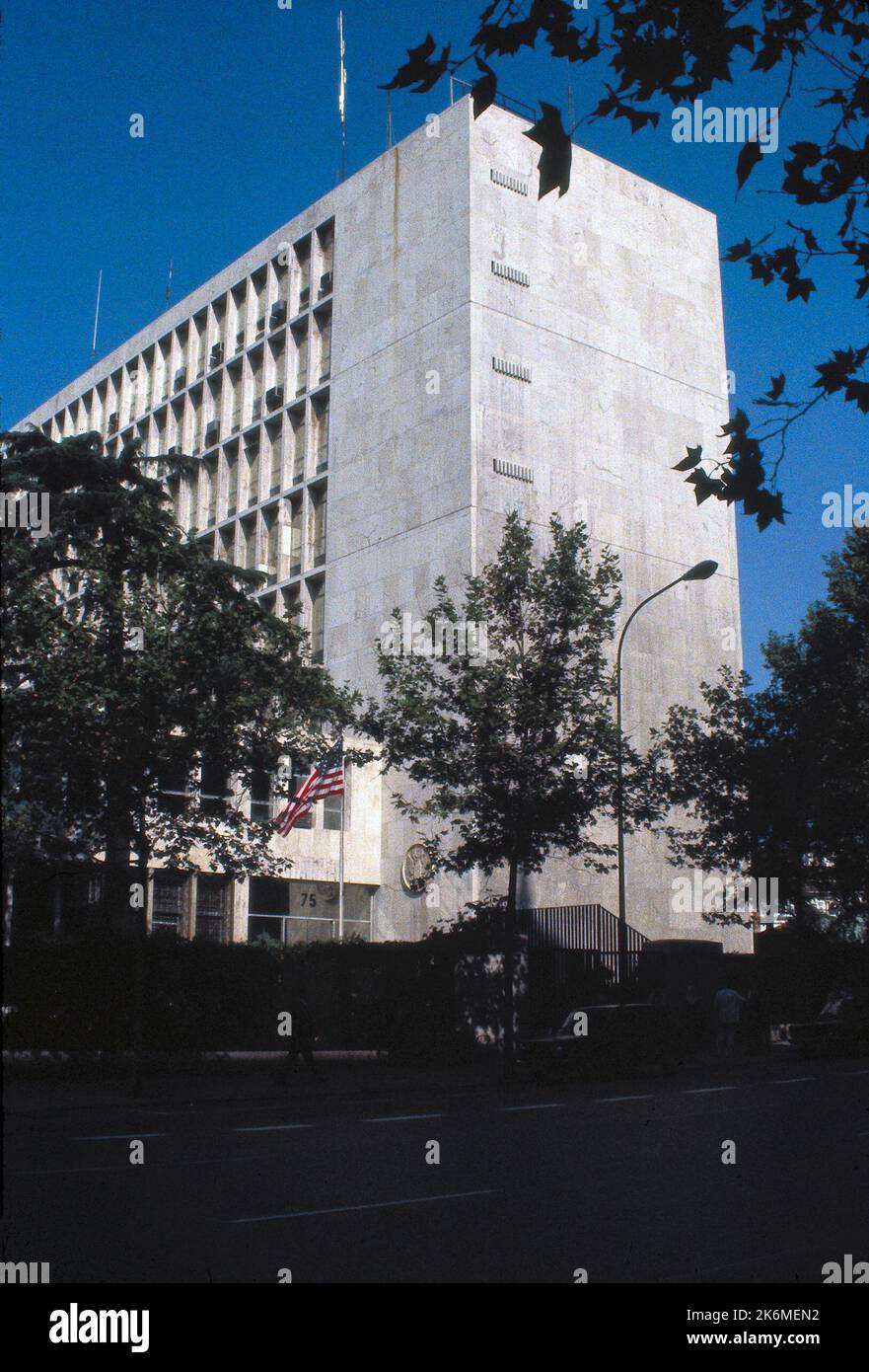 Madrid - Chancery Office Building - 1982, fotografie degli Stati Uniti relative a ambasciate, consolati e altri edifici d'oltremare Foto Stock