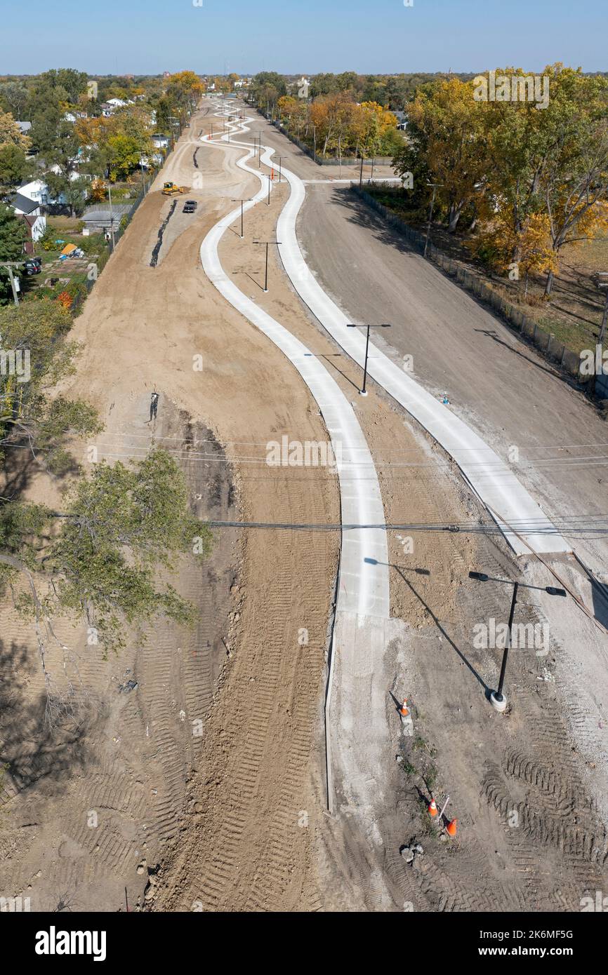 Detroit, Michigan, Stati Uniti. 14th Ott 2022. I lavori proseguono sulla Joe Louis Greenway, un percorso ciclabile/pedonale di 27,5 km che costeggia gran parte della città e parti di Highland Park, Hampalck e Dearborn. Questa prima sezione, precedentemente una linea ferroviaria Conrail, sarà aperta alla fine di ottobre. Si prevede che l'intero progetto richiederà 5 - 10 anni. Credit: Jim West/Alamy Live News Foto Stock