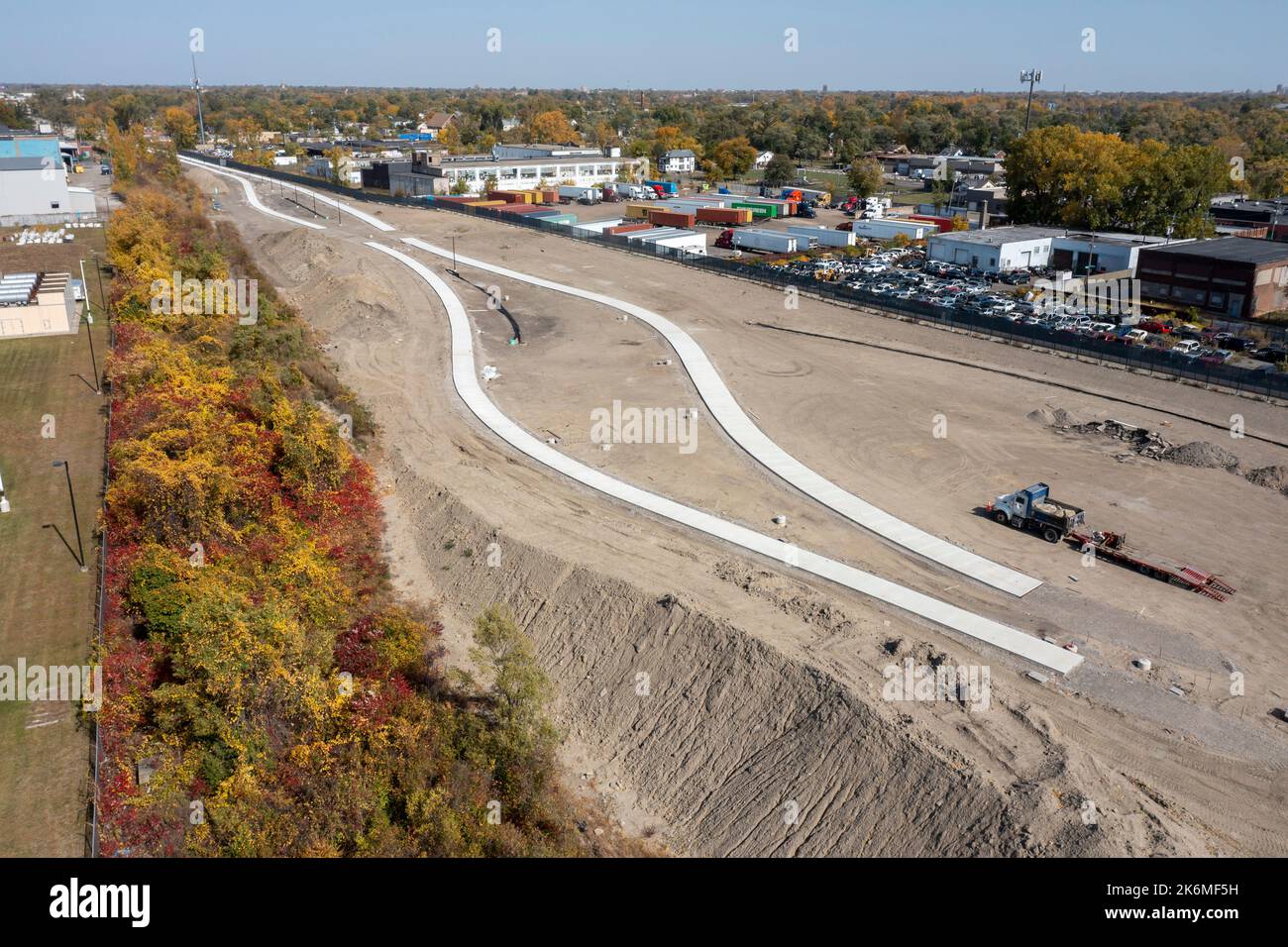 Detroit, Michigan, Stati Uniti. 14th Ott 2022. I lavori proseguono sulla Joe Louis Greenway, un percorso ciclabile/pedonale di 27,5 km che costeggia gran parte della città e parti di Highland Park, Hampalck e Dearborn. Questa prima sezione, precedentemente una linea ferroviaria Conrail, sarà aperta alla fine di ottobre. Si prevede che l'intero progetto richiederà 5 - 10 anni. Credit: Jim West/Alamy Live News Foto Stock