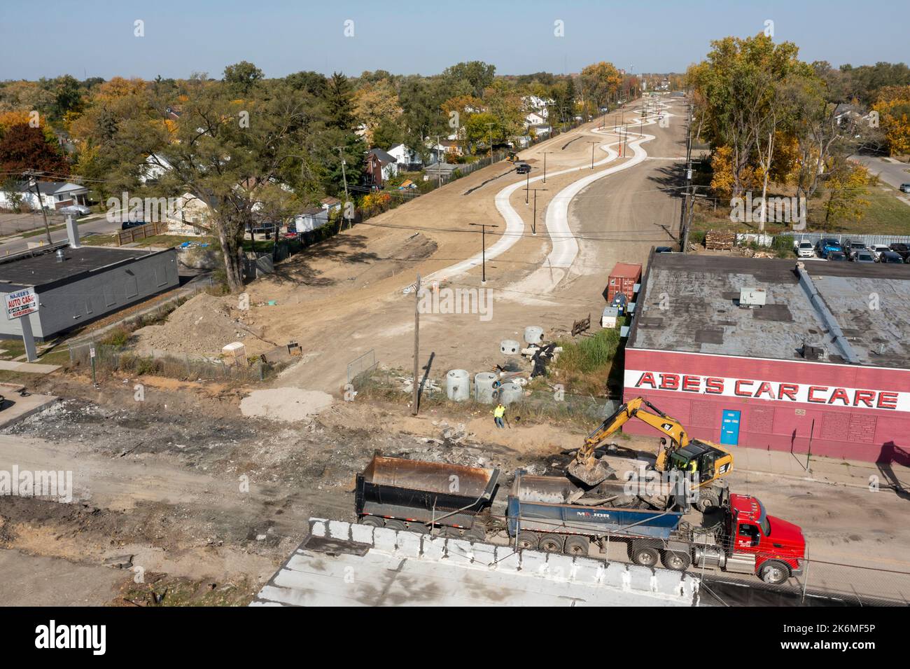 Detroit, Michigan, Stati Uniti. 14th Ott 2022. I lavori proseguono sulla Joe Louis Greenway, un percorso ciclabile/pedonale di 27,5 km che costeggia gran parte della città e parti di Highland Park, Hampalck e Dearborn. Questa prima sezione, precedentemente una linea ferroviaria Conrail, sarà aperta alla fine di ottobre. Si prevede che l'intero progetto richiederà 5 - 10 anni. Credit: Jim West/Alamy Live News Foto Stock