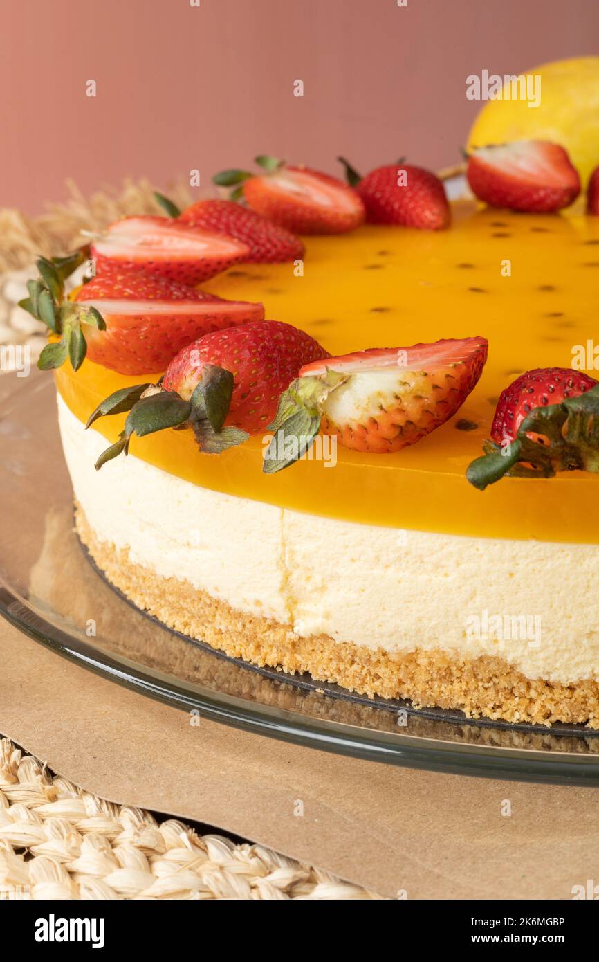 dessert in studio, deliziosa cheesecake con fragole come decorazione, cibo dolce e stile gourmet Foto Stock