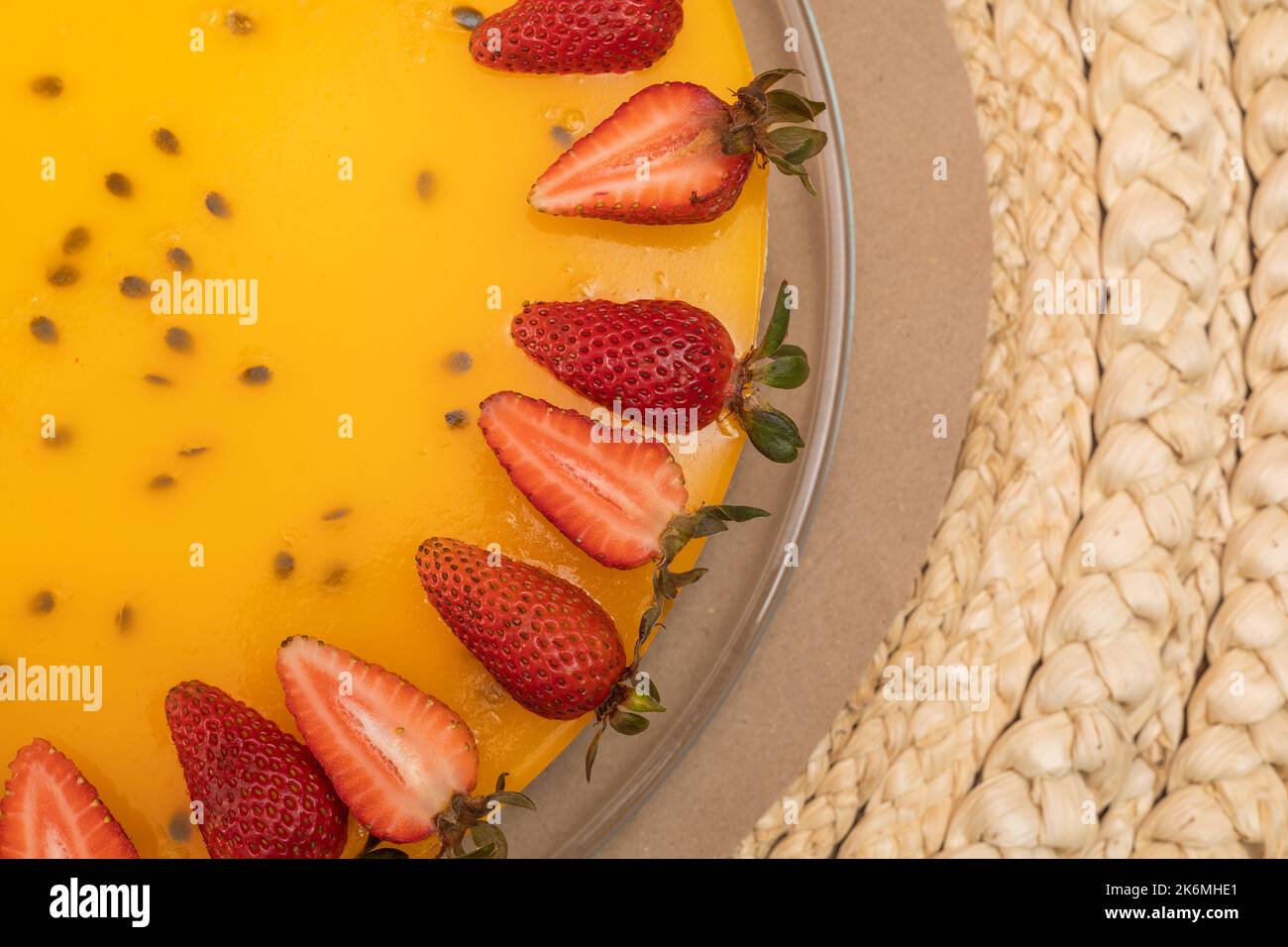 dettagli della torta ricoperta di gelatina decorata con fragole, dolce stile gourmet, prelibatezze appetitose in studio, dessert Foto Stock