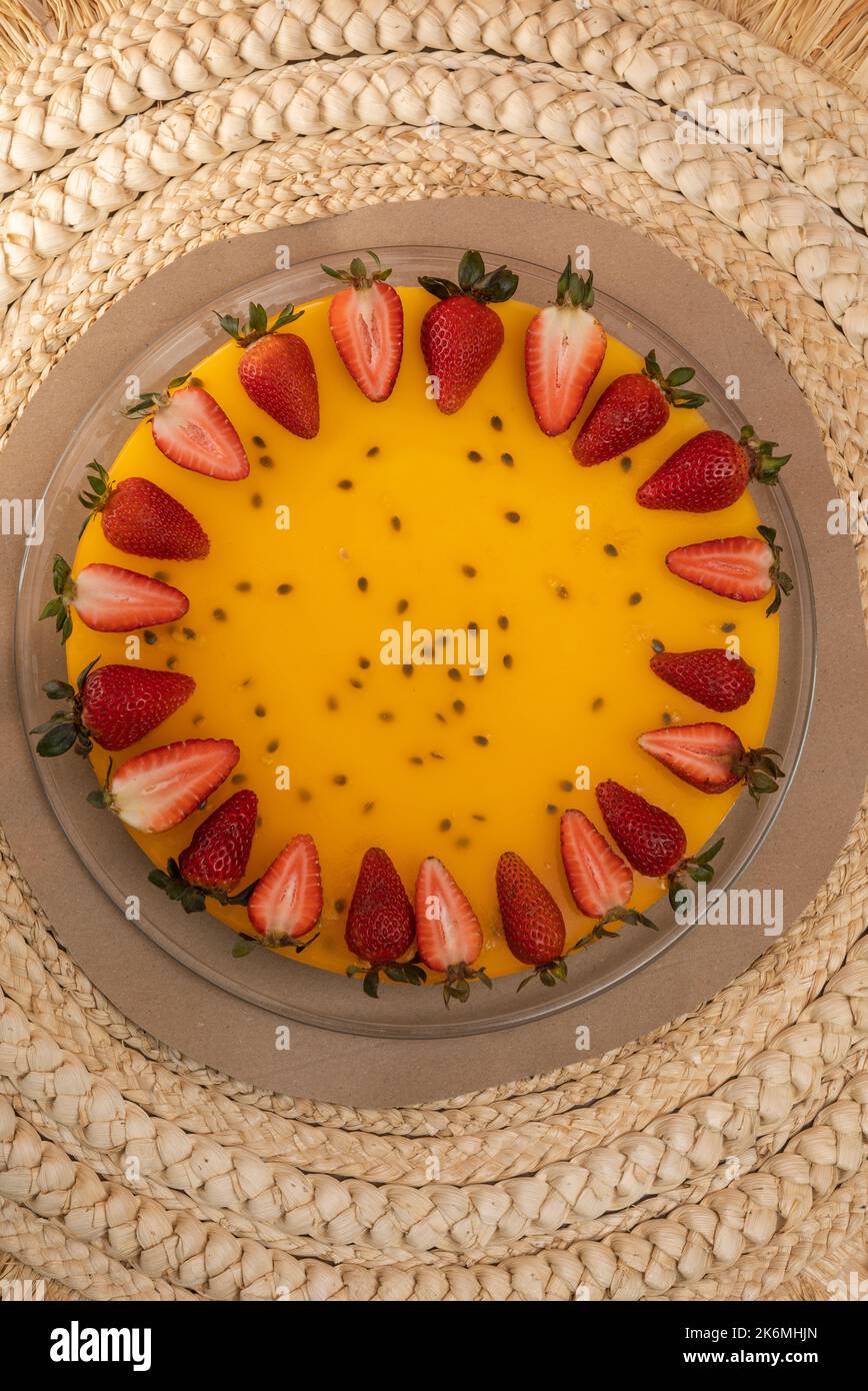 deliziosa torta ricoperta di gelatina decorata con fragole, dolce stile gourmet, prelibatezze appetitose in studio, dessert per la celebrazione Foto Stock