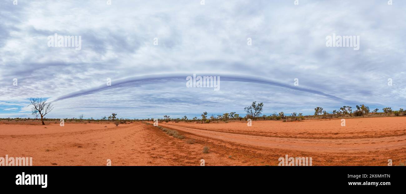 Vista panoramica di una nuvola a rulli o mattinata Gloria, un raro fenomeno meteorologico nel deserto Simpson, Northern Territory, NT, Australia Foto Stock