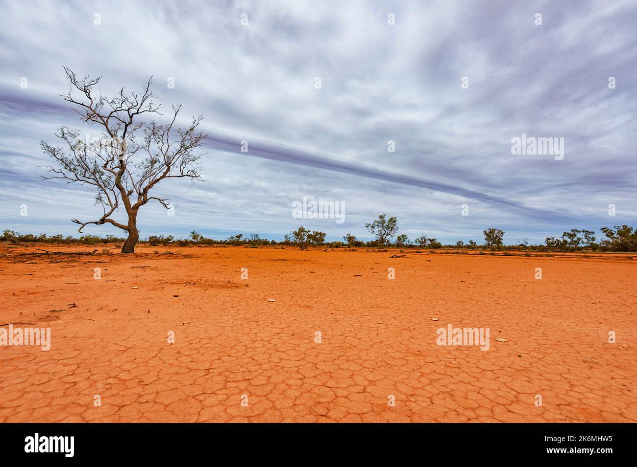 Vista di una nuvola di rullo o mattinata Gloria, un raro fenomeno meteorologico nel deserto Simpson, Northern Territory, NT, Australia Foto Stock