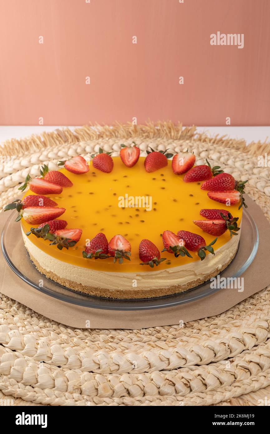 prelibatezze appetitose in studio, dessert per festeggiare, torta ricoperta di gelatina decorata con fragole Foto Stock