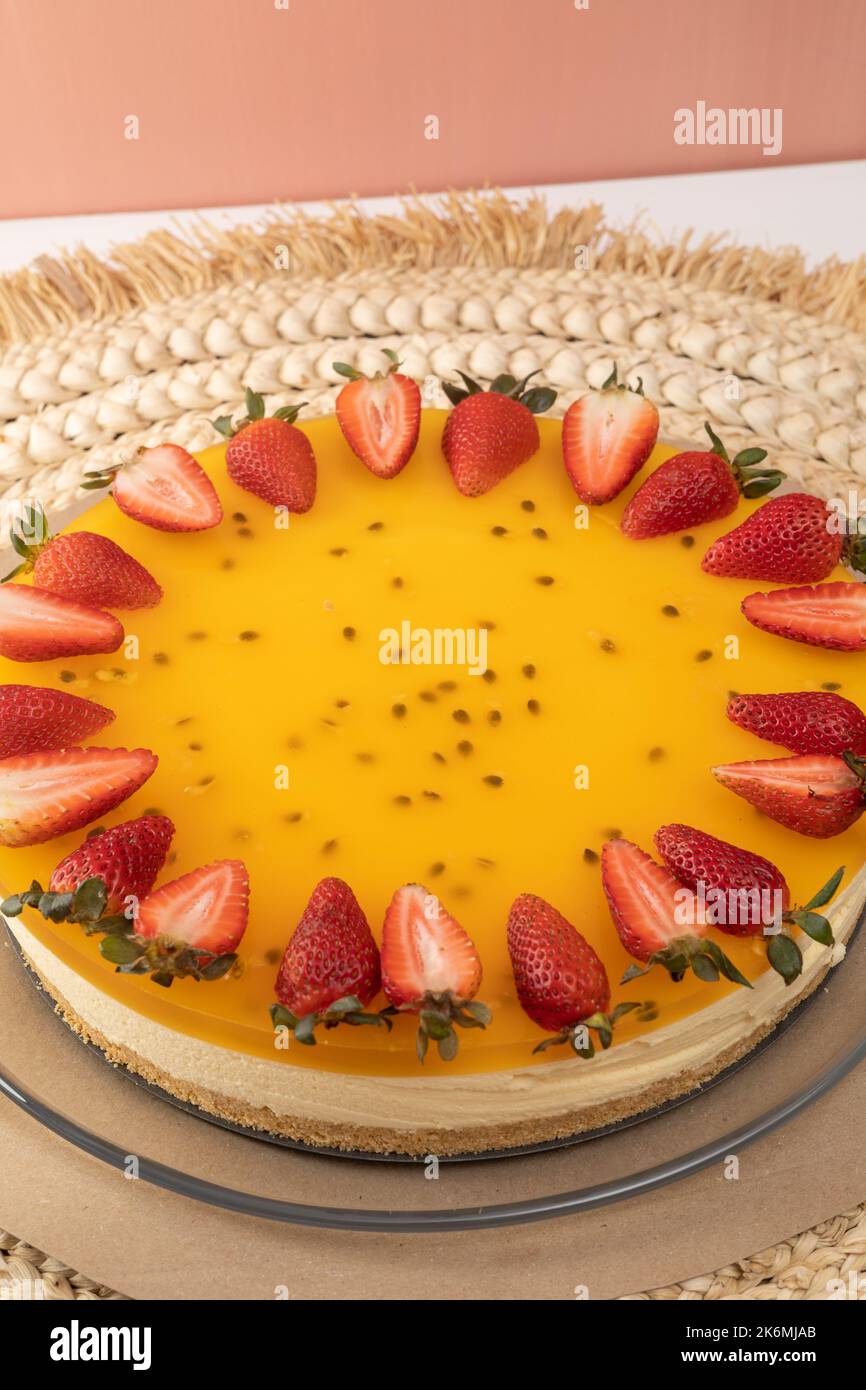 bellissimi dessert per festeggiare il compleanno, torta di forma circolare decorata con fragole, cibo con frutta tropicale in studio, carta da parati Foto Stock