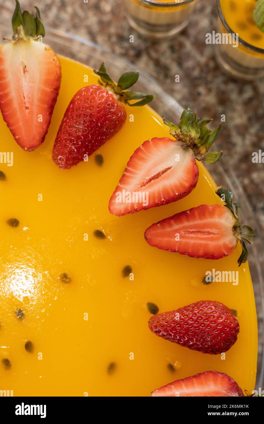 fragole su una torta, cibo con frutta tropicale in studio, carta da parati, bellissimo dolce dessert Foto Stock
