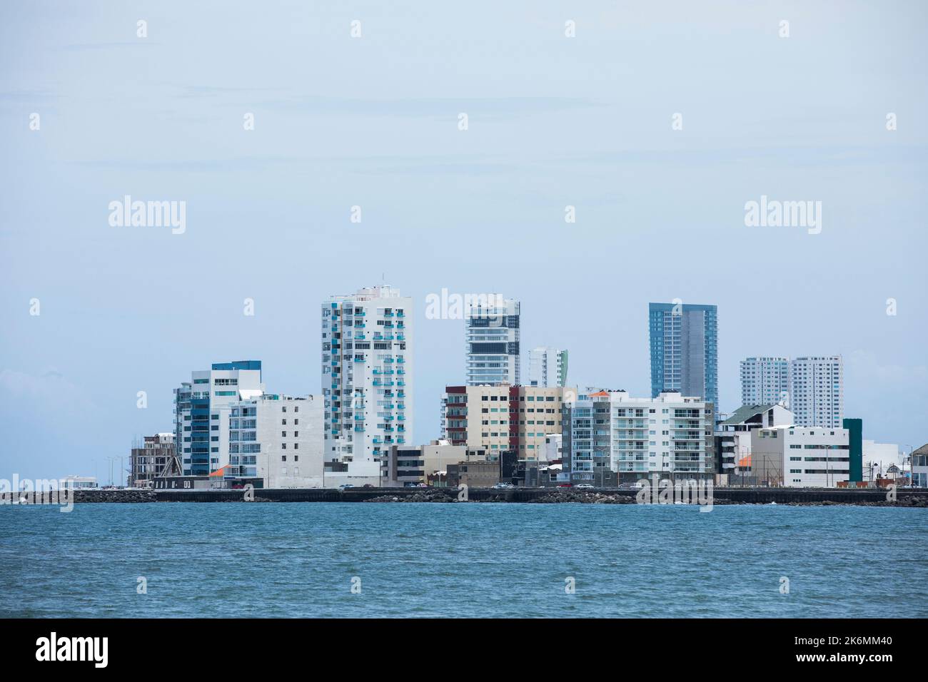 Vista incorniciata dall'oceano dello skyline del centro di Boca del Rio, Veracruz, Messico. Foto Stock