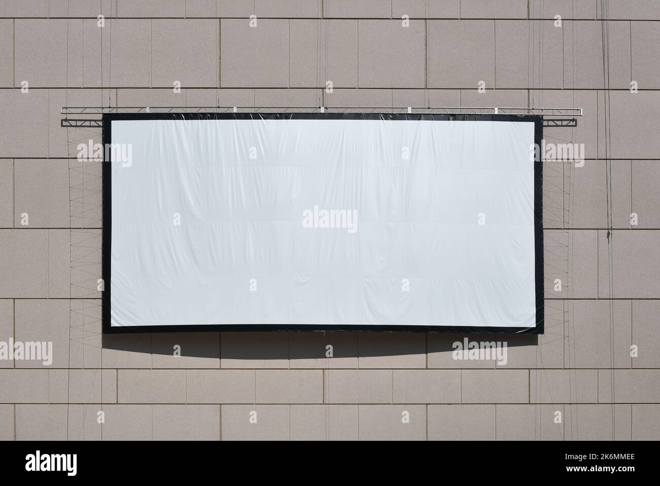COSTA MESA, CALIFORNIA - 02 OTT 2022: Grande schermo di proiezione all'aperto presso il Segerstron Center for the Arts Foto Stock