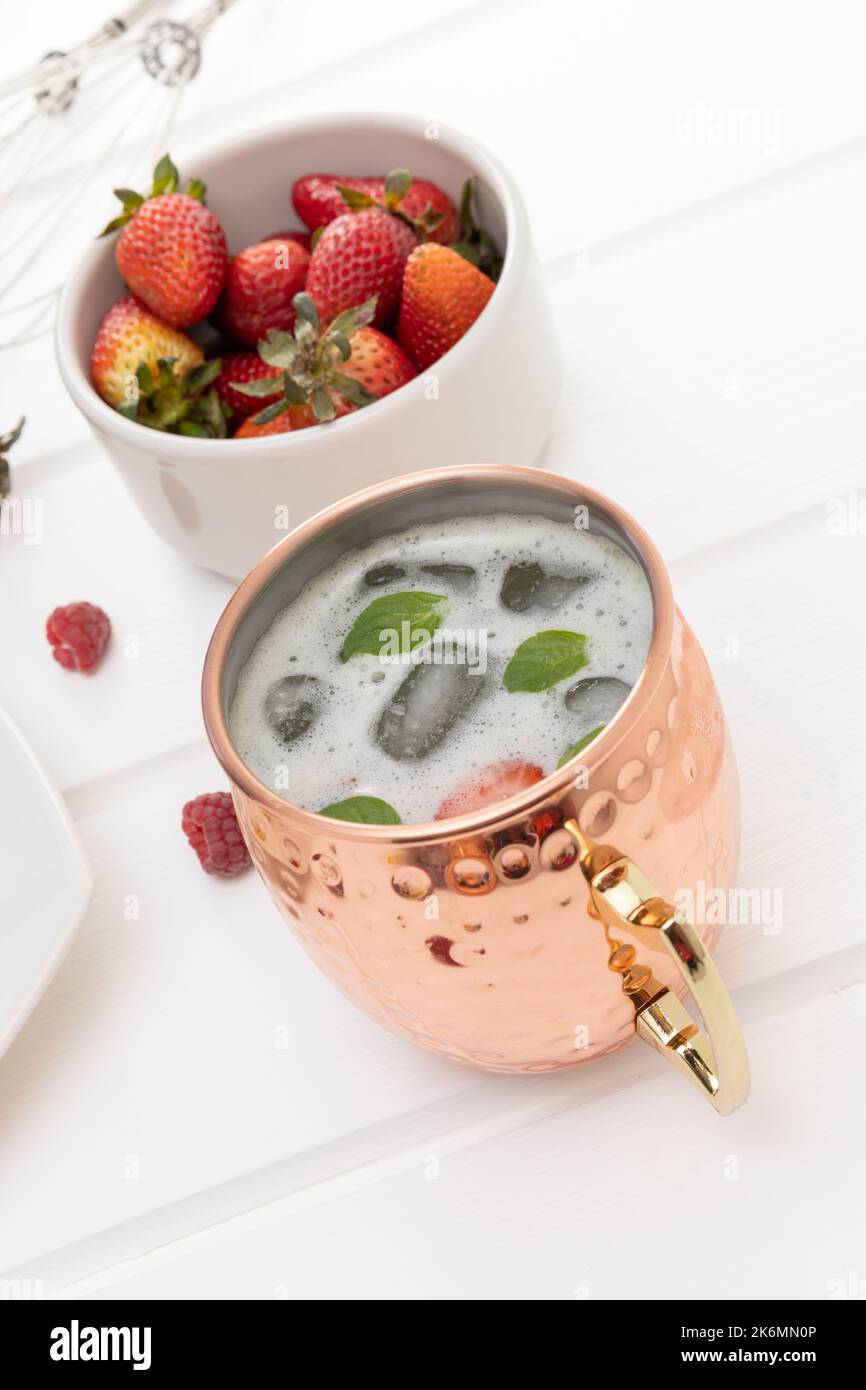 delizioso tè freddo accanto a un piatto di fragole fresche, cibi e bevande sani, alimentazione e dieta, snack Foto Stock