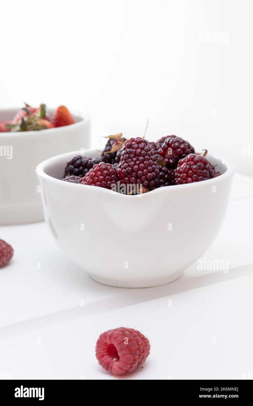 piatto con frutti di bosco freschi, cibo sano come spuntino, alimentazione e dieta, ingrediente per cucinare Foto Stock