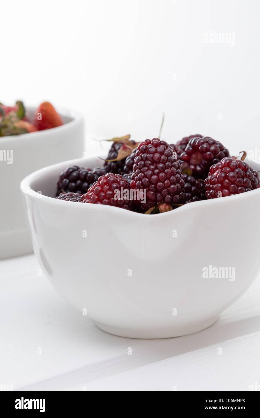 dettagli di more fresche, cibo sano come uno spuntino, nutrizione e dieta, ingrediente di cottura in studio, carta da parati Foto Stock