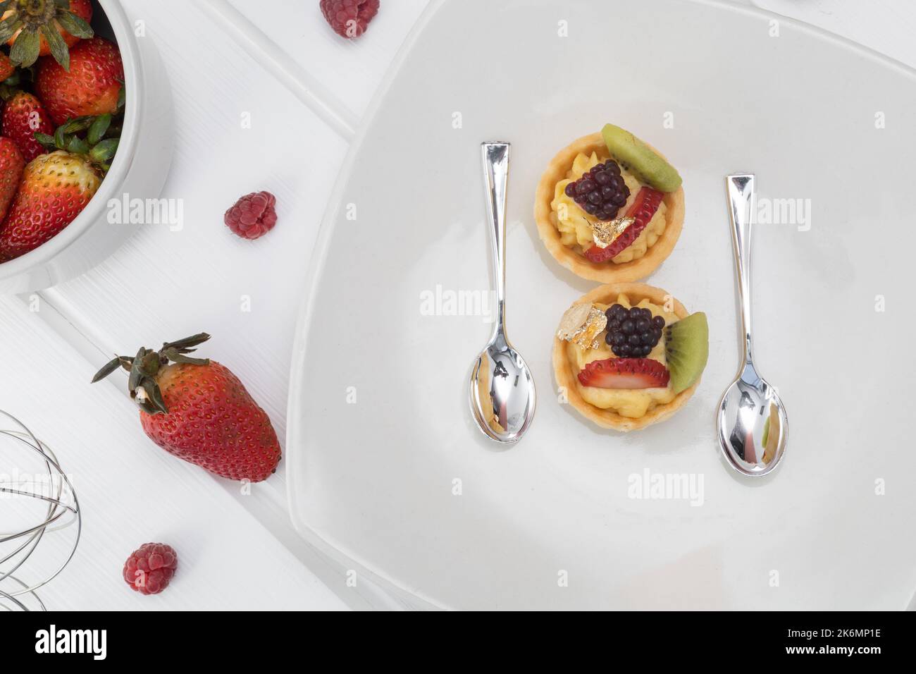piatto da ristorante, dessert decorato con fragole, more e crema pasticcera, carta da parati pasticceria, piatto elegante Foto Stock
